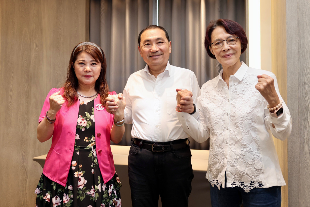 陳玫娟(左)在侯友宜(中)、黃昭順(右)見證下撤回左楠立委初選民調申訴。 圖：國民黨高雄市黨部提供