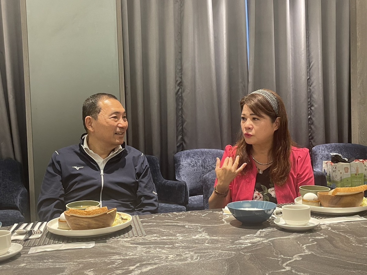 侯友宜(左)出馬成功協調躶玫娟(右)撤回民調申訴。 圖：國民黨高雄市黨部提供