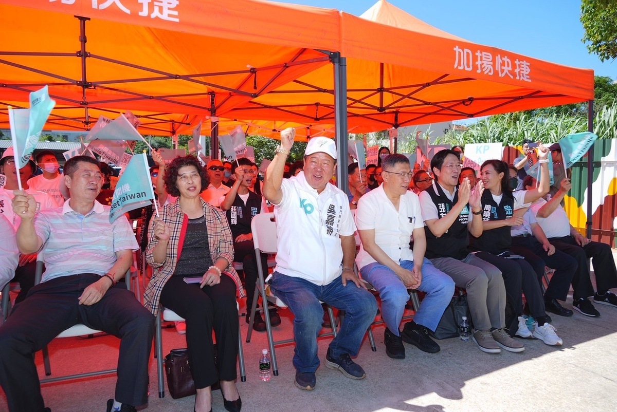 民眾黨總統參選人暨黨主席柯文哲今參訪金門，身穿藍白衣引發聯想。 圖：民眾黨 / 提供