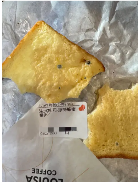 一名民眾日前到該連鎖分店買了「法式蜂蜜吐司」，沒想到竟發現吐司上有大片的黴菌，嚇得她立刻吐出來。 圖：翻攝自Dcard