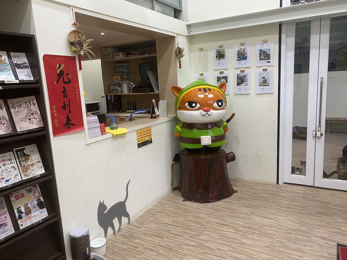 貓村認養小樲櫃檯可辦理認養貓咪相關程序。 圖：新北市動保處提供
