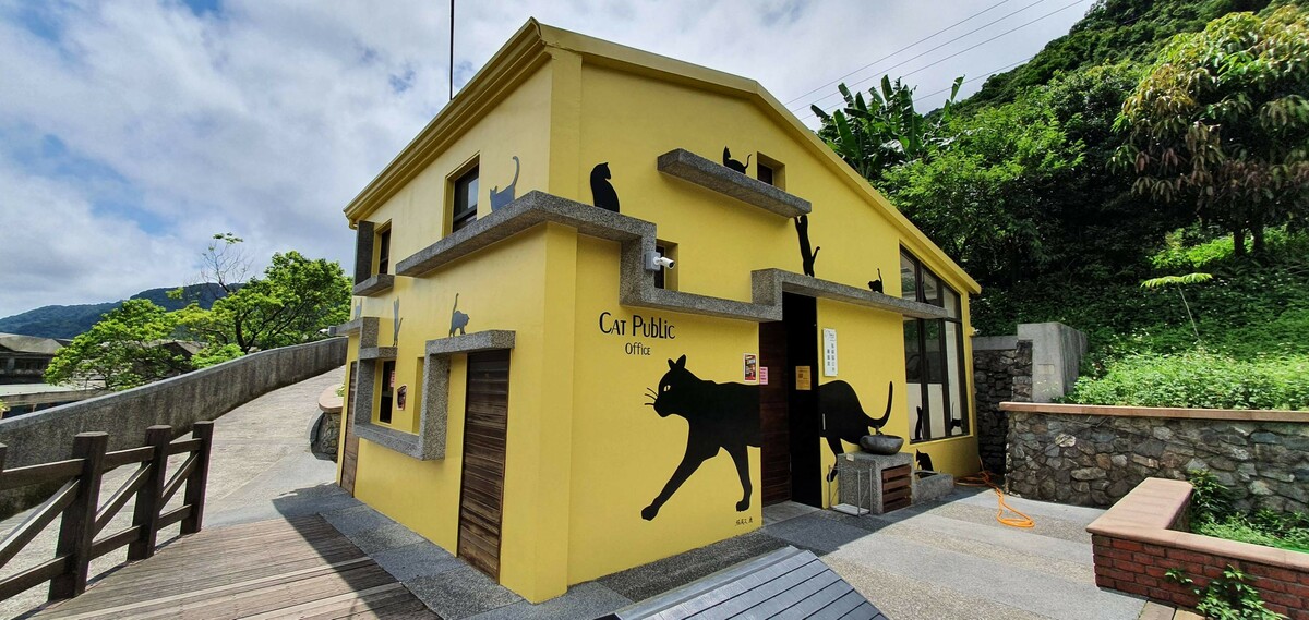 猴硐貓村認養小棧歡迎民眾到來。 圖：新北市動保處提供