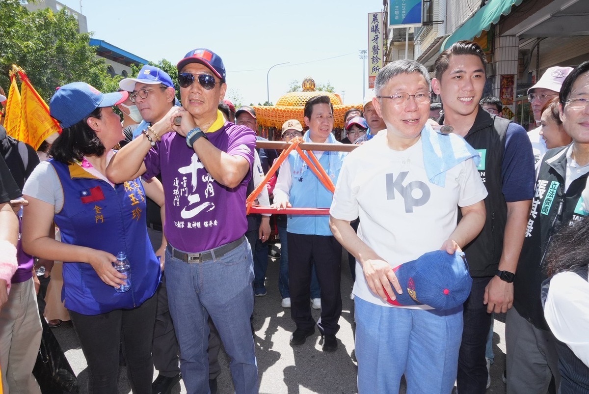 鴻海創辦人郭台銘、民眾黨總統候選人柯文哲一起出席金門城隍爺繞境活動，共同扶轎。 圖：民眾黨 （資料照片）