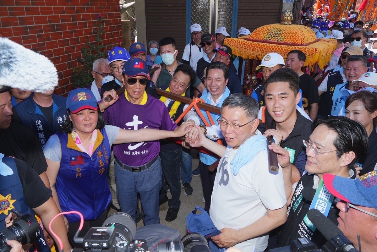 鴻海創辦人郭台銘、民眾黨總統候選人柯文哲一起出席金門城隍爺繞境活動，共同扶轎。金門立委陳玉珍也到場。 圖：民眾黨 / 提供