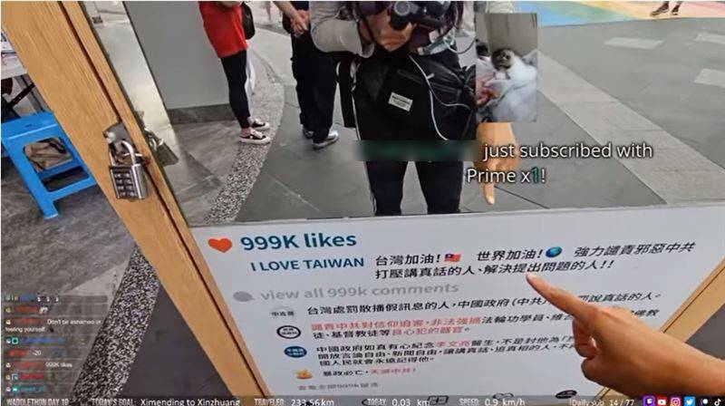 過去企鵝妹曾因為看不懂中文，在貼有反共標語的鏡子面前拍照。 圖：翻攝自Twitch/Jinnytty