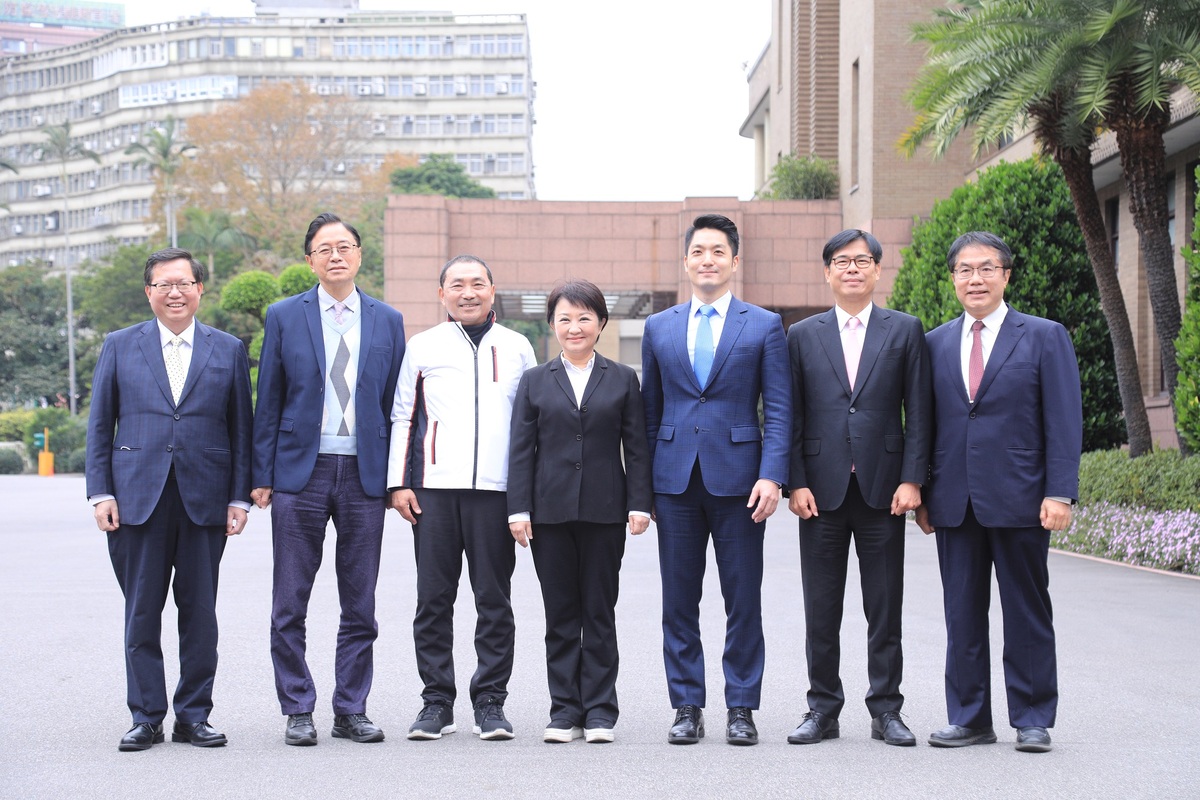 TVBS民調中心今（6）日公布六都市長就任周年施政滿意度調查結果。圖為六都市長首次列席行政院會後，在廣場合影。最左為行政院副院長鄭文燦。（資料照片） 圖：台中市政府提供