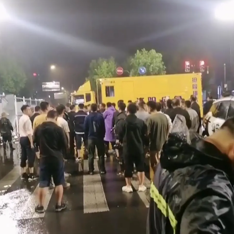 河南洛陽遭遇暴雨天氣，洛陽地鐵 1 號線上海市場站出現站內積水情況，搶險人員在現場處置。 圖：翻攝自九派新聞