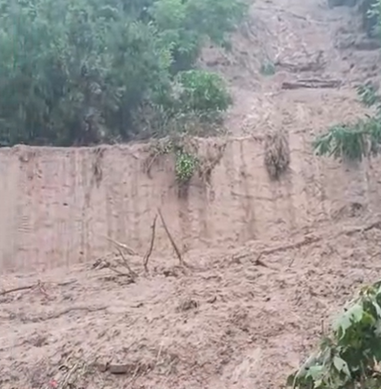 河南三門峽境內鐵路也因暴雨出現滑坡，鐵路部門已啟動應急預案，封鎖線路進行全面檢查。 圖：翻攝自我們