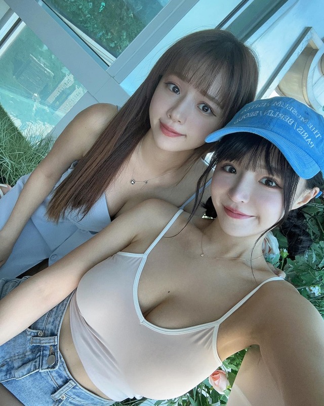 兩姐妹的火辣身材讓網友們看到後忍不住問「妳們家是神基因嗎？」。 圖：翻攝自FB/元元