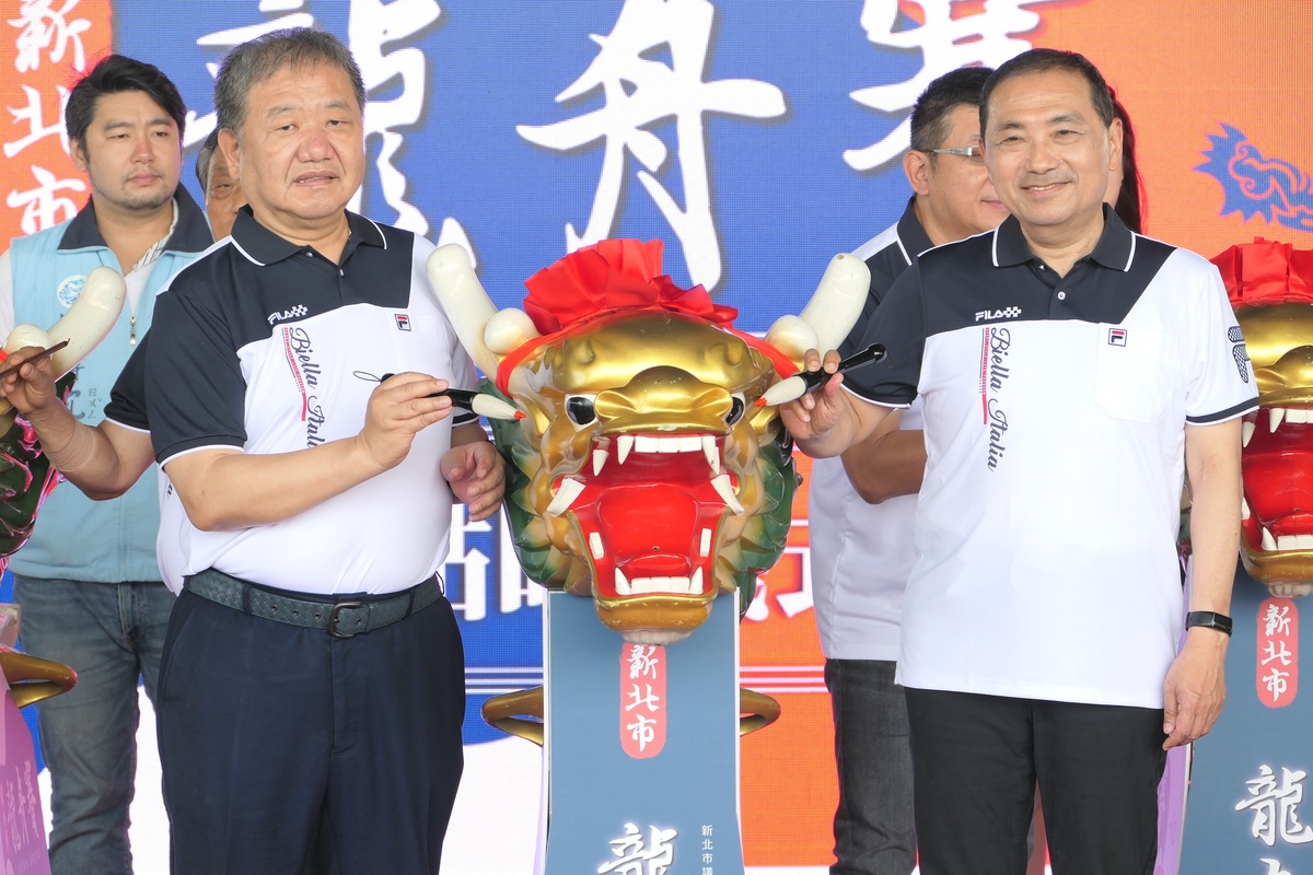 新北市議長盃第十三屆龍舟錦標賽由議長蔣根煌與市長侯友宜（右）點睛。 圖：新北市議會提供