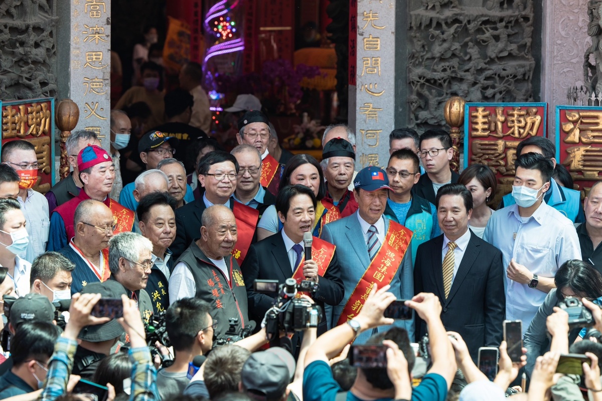 副總統賴清德與鴻海創辦人郭台銘出席金門城隍爺廟活動 圖：總統府提供
