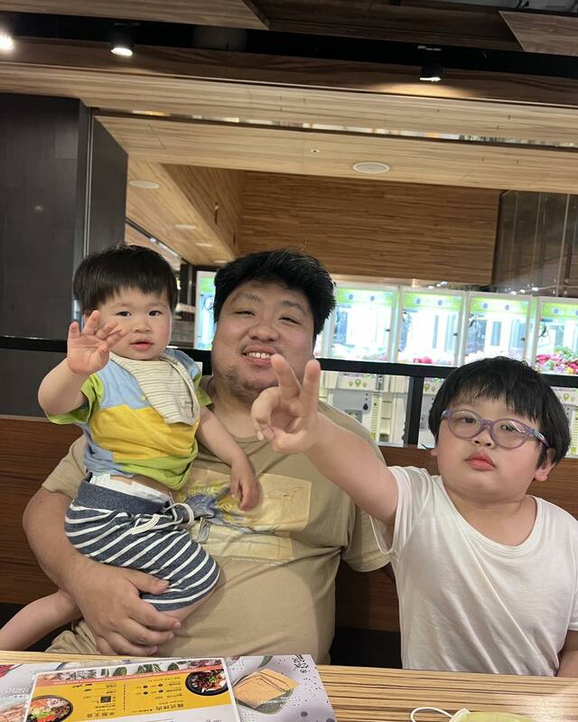 張嘉航與妻子003結婚後陸續生下兒子晨晨、小衡及三弟澤澤。 圖：翻攝自FB/亞洲統神-張嘉航