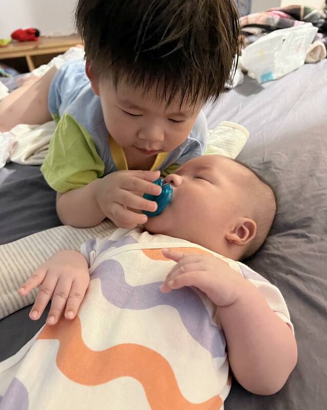 003透露兩位哥哥「把奶嘴當仙丹」，只要覺得三弟不安穩，就會去幫他塞奶嘴。 圖：翻攝自FB/大幫手003