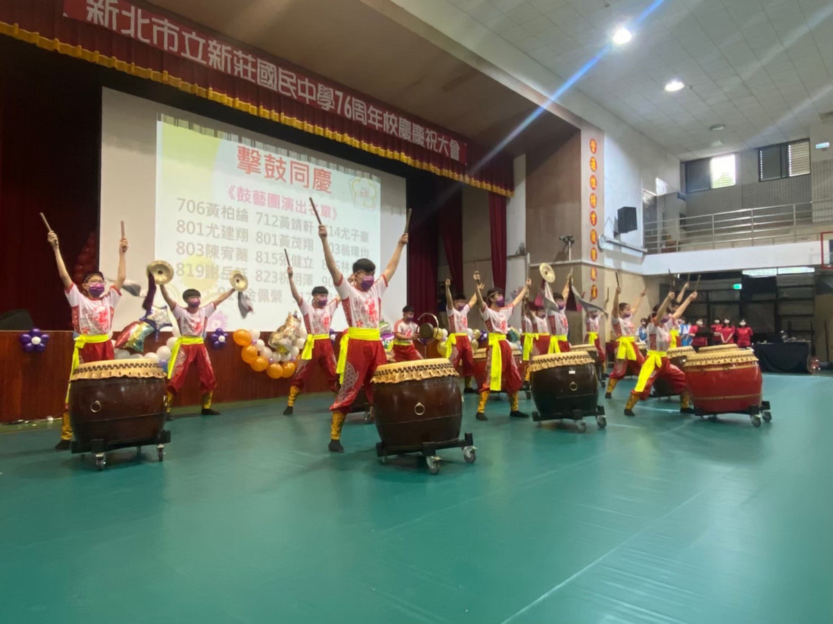這群青春活力的新北囡仔，特別為2023新北市鼓藝節，帶來充滿動感與活潑朝氣的鼓舞演出、豐富精采的視覺與聽覺饗宴，鼓動新莊．創藝新北。 圖：新莊國中鼓藝團/提供