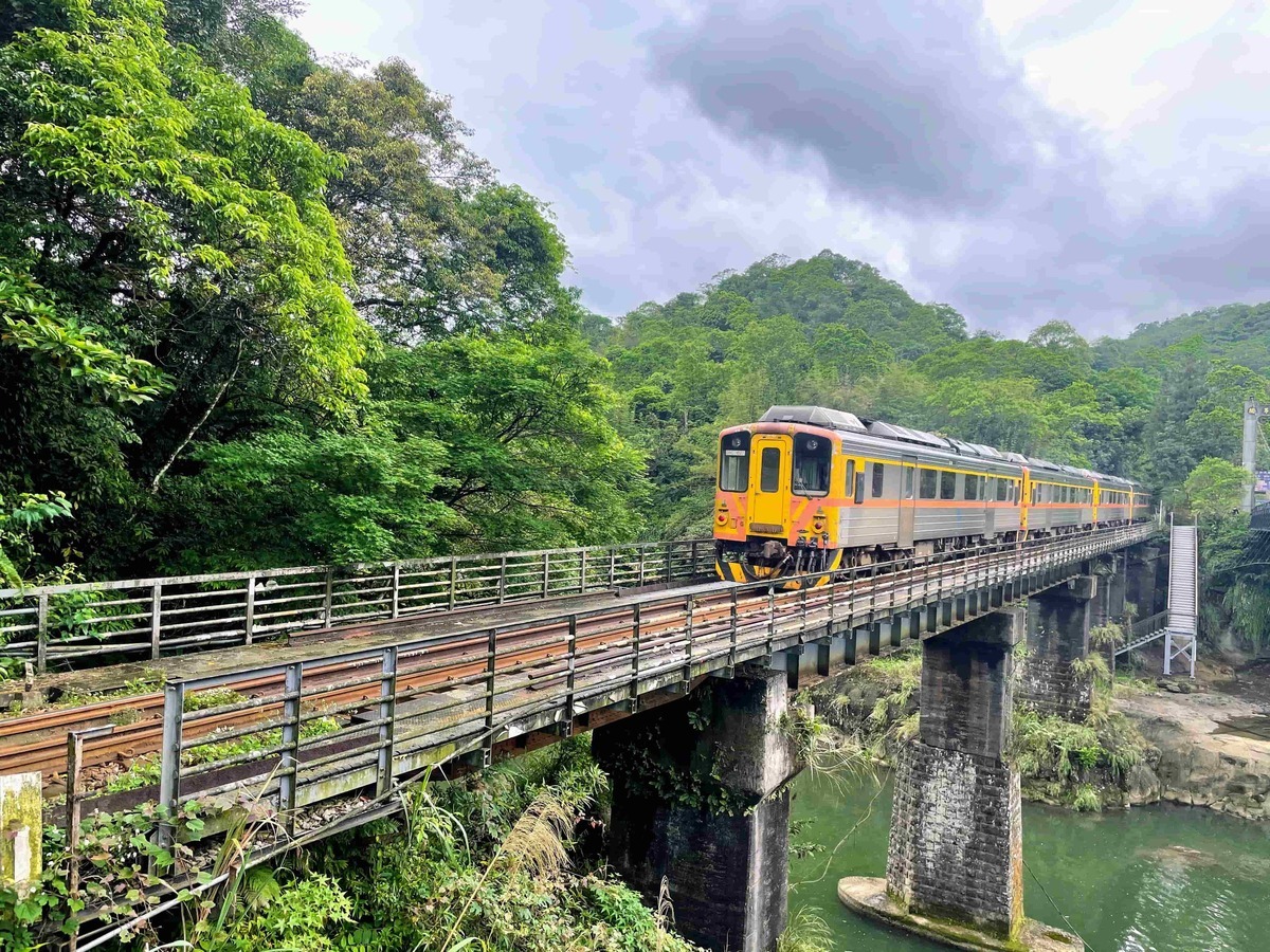 觀瀑吊橋可觀賞到火車自吊橋邊經過的景象。 圖：新北市觀旅局/提供