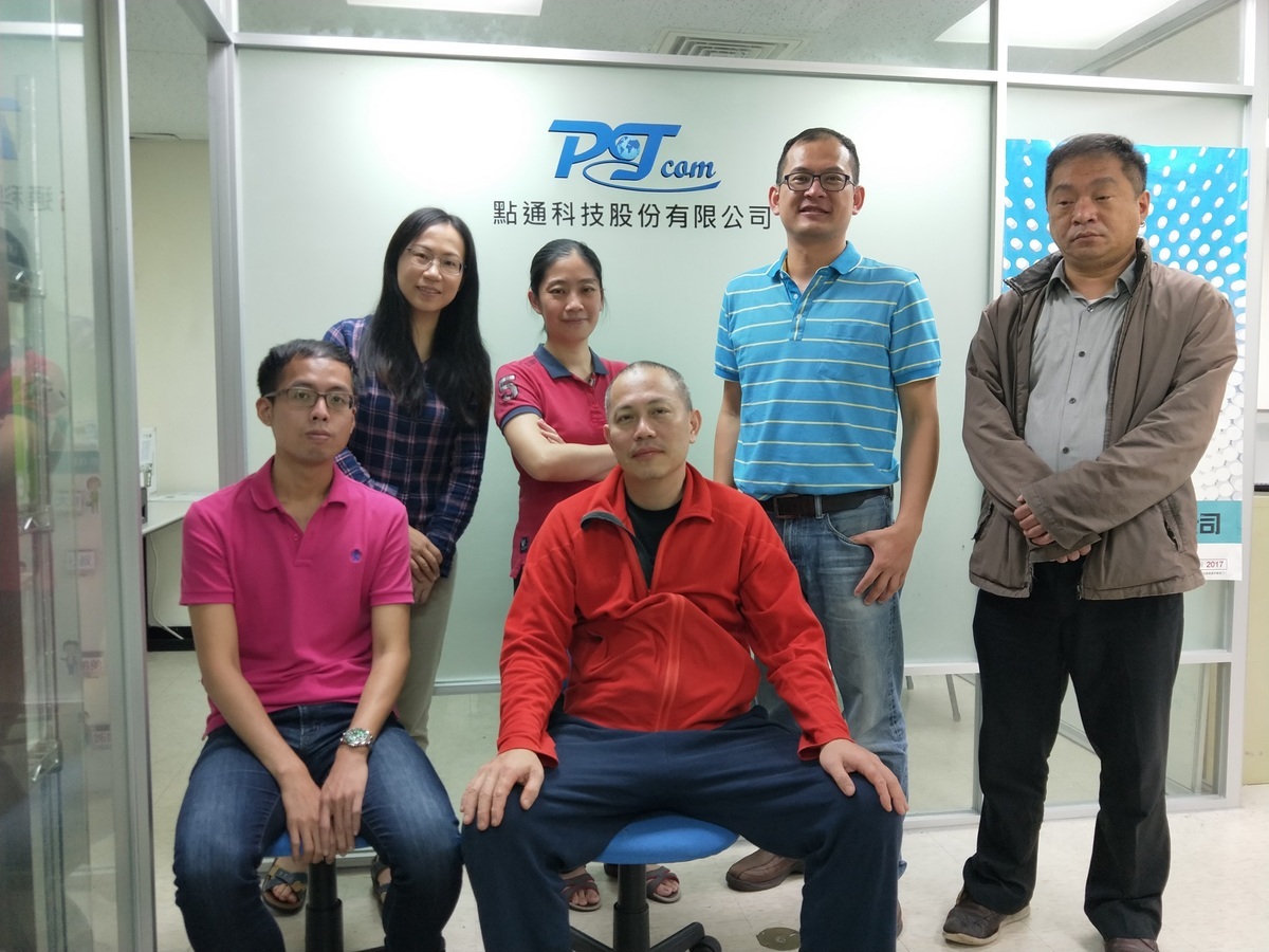 參展團隊「點通科技股份有限公司」提供萬物聯網 (IOT) 的各種解決方案，研發出伊鍵通OTTalk居家照護鈴，與多項不同輔具的串接。 圖：新北市青年局/提供