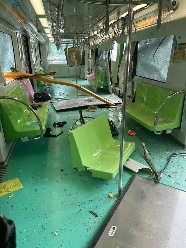 112年5月10日台中捷運一列由北屯總站往南開往高鐵台中站的列車，因為來不及應變撞上飛落至捷運軌道上的塔式起重機伸臂，造成1死15傷。 圖：台中市政府/提供（資料照片）