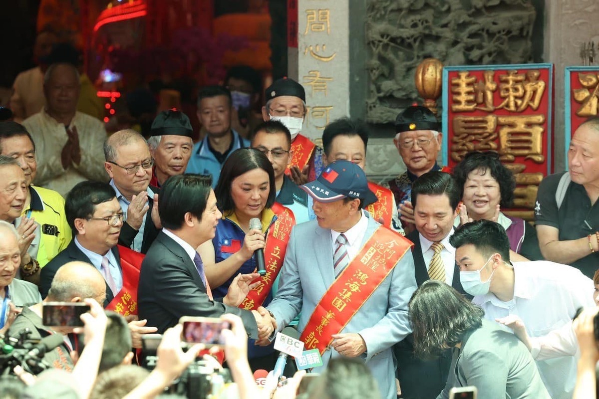 鴻海創辦人郭台銘30日到金門參香迎城隍，親手將「和平宣言」交給賴清德副總統。 圖：翻攝郭台銘臉書
