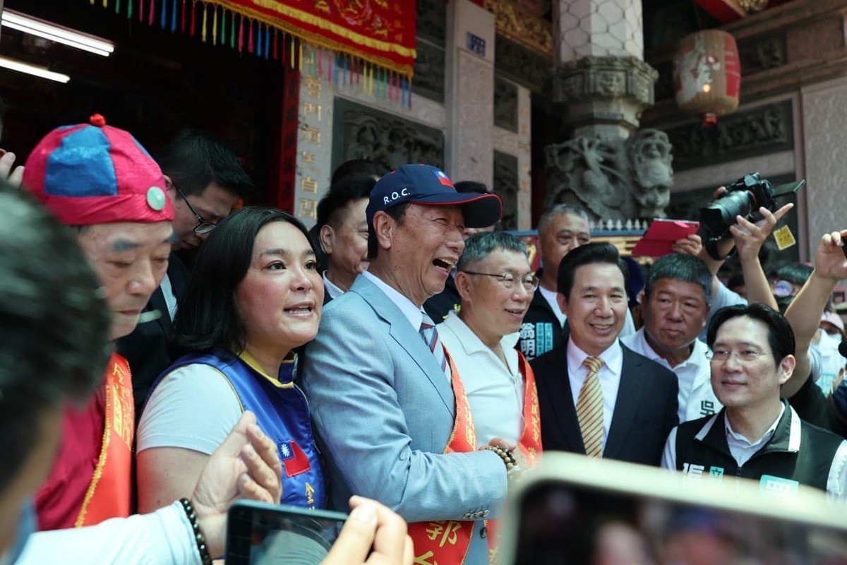 鴻海創辦人郭台銘30日到金門參香迎城隍，與柯文哲主席共同扶轎。 圖：翻攝郭台銘臉書