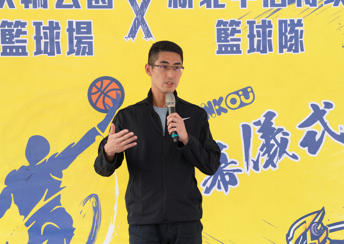 林口區長廖武輝表示，扶輪公園內籃球場一直都受到區內民眾的喜愛，長年使用率高場地多有破損，考慮到民眾的使用安全，規劃了改善工程。 圖：林口區公所提供