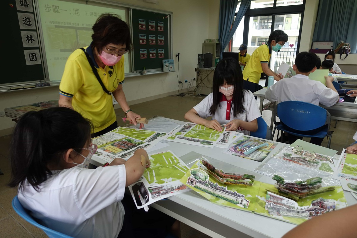112年持續推動校園瘋文資計畫，第二站前進板橋中山國小邀請學童共讀「藝賞林園」繪本。 圖：新北市文化局提供