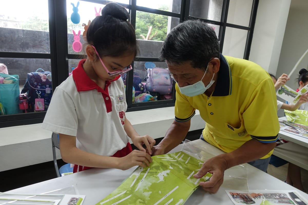 板橋中山國小學童體驗一頁立體書DIY活動，將林家花園微型建築物展示於小書中。 圖：新北市文化局提供