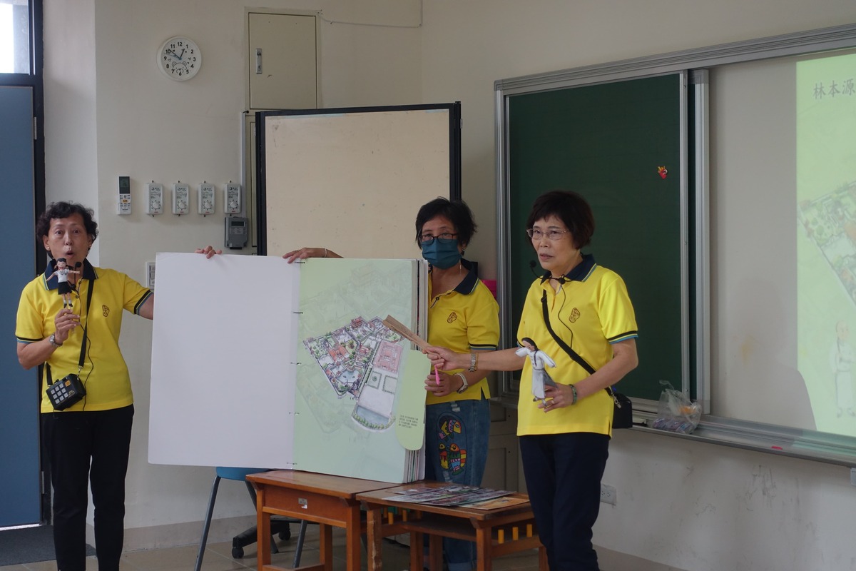 林園志工老師以生動活潑方式引導學童認識板橋古蹟及在地歷史。 圖：新北市文化局提供