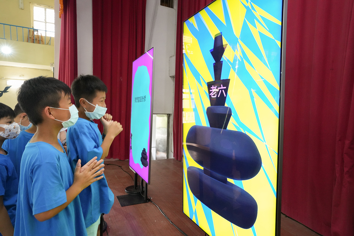 設計師李宜軒作品《Shaping Experiment》，作品即視覺張力產生器，讓學子透過平板操作，就能夠創作屬於自己獨一無二的動態海報。 圖：新北市文化局提供