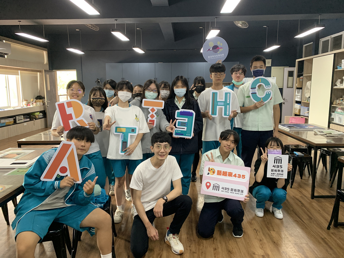 新媒體藝術家陳宗亮(左前二)前往石碇高中，透過畫布與平板複合媒材創作，帶學生感受科技與藝術結合的魅力與可能性，也藉作品反思與討論科技與藝術的關係。 圖：新北市文化局提供
