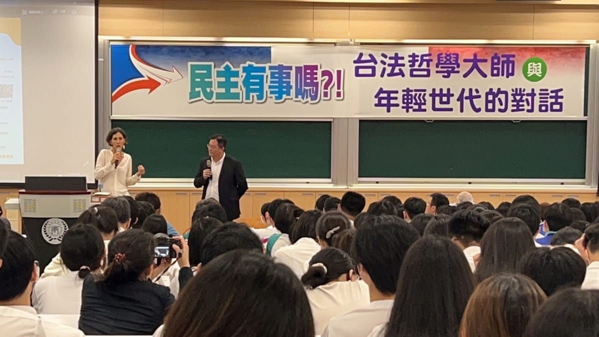 法國在台協會學術合作與文化處長Cécile RENAULT雷詩雅(站立白衣)主講。 圖：新北市教育局提供