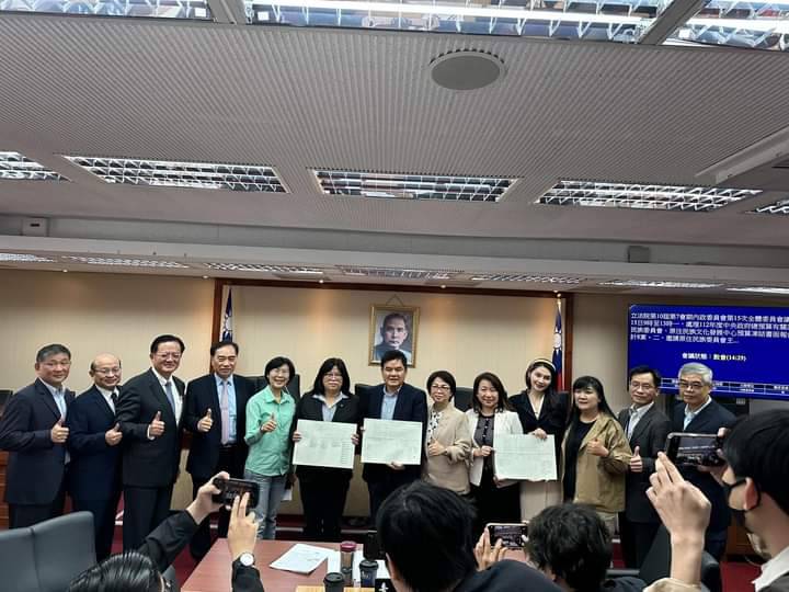 立法院內政委員會委員推動消防設備人員法三讀通過。 圖：翻攝臉書