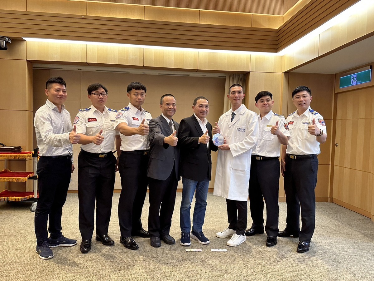 消防局長李清安今日於市政會議上獻獎，新北市長侯友宜親自受獎，並鼓勵及肯定獲獎選手。 圖：新北市消防局提供