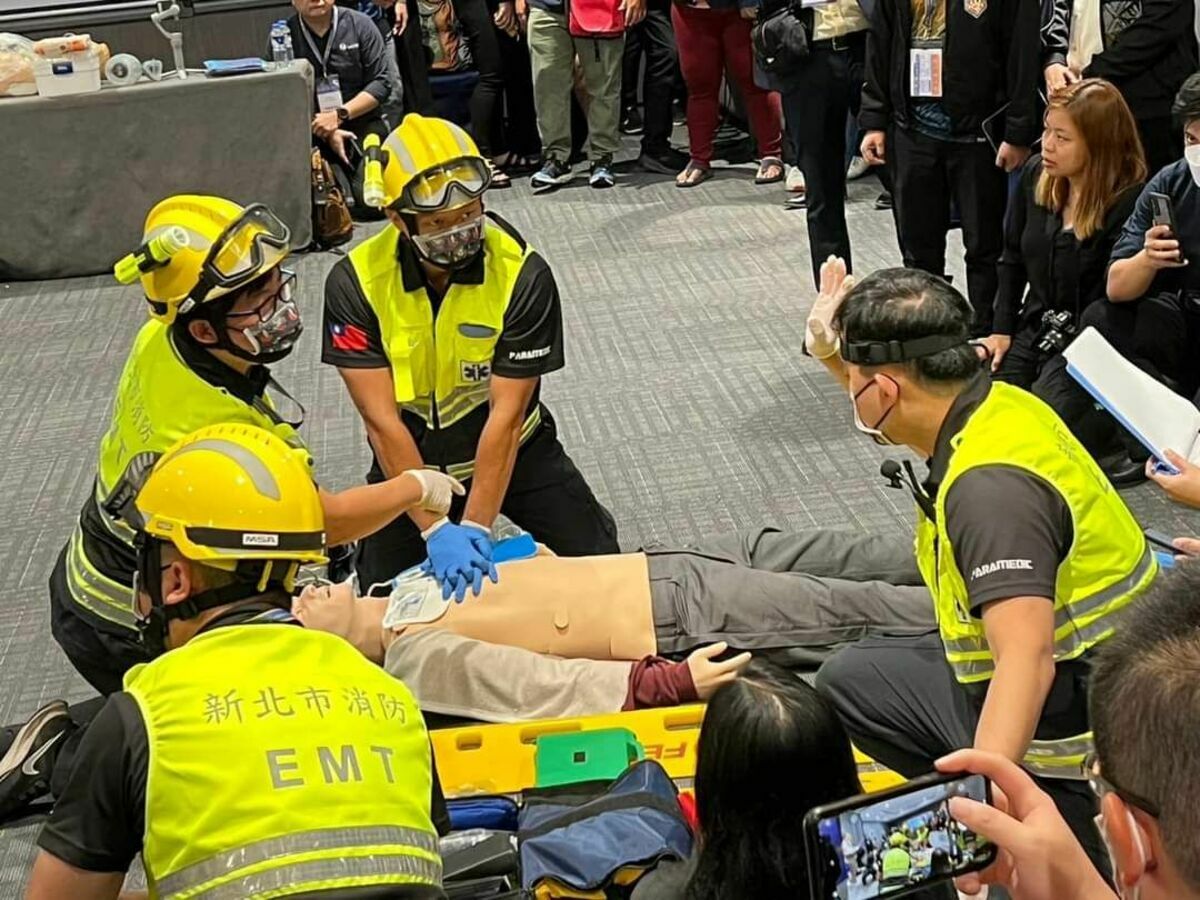 第12屆2023年亞洲急診醫學會(ACEM 2023–EMS COMPETITION)自4月28日起至30日止在菲律賓盛大舉辦，為期3天，新北市消防局代表隊伍於5國11隊參賽隊伍中榮獲亞軍殊榮。 圖：新北市消防局提供