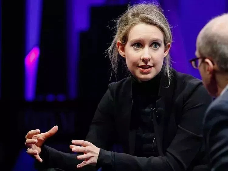 曾被譽為是蘋果創辦人賈伯斯第二的伊莉莎白·荷姆斯（Elizabeth Holmes），19歲輟學後創辦血液檢測公司「Theranos」，公司市值一度高達90億美元。 圖：翻攝自雪球網