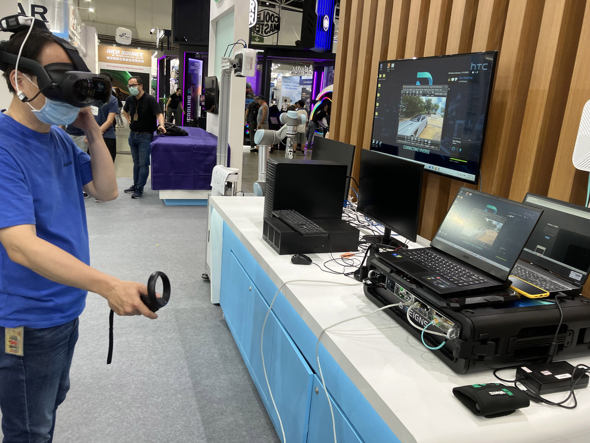 首度於台灣展出於MWC 2023上所推出的REIGN CORE S2，外觀更輕巧、速度更快，並且具有10,000 平方公尺的更大 5G 覆蓋面積 圖：HTC/提供