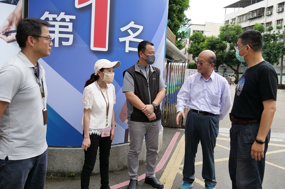 交通局副局長林麗珠(左二)與致理科大副校長黃博怡(右二)現場勘查了解學生通學需求。 圖：新北市交通局提供