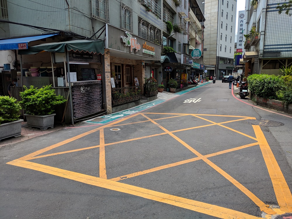 增設介壽街綠底標線型人行。 圖：新北市交通局提供