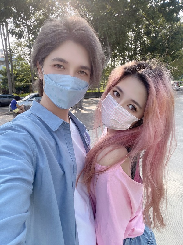 兩性帥哥作家「口罩男」先前才爆婚變，如今老婆又被爆出身旁有一名男子陪伴。 圖：翻攝自FB/口罩男