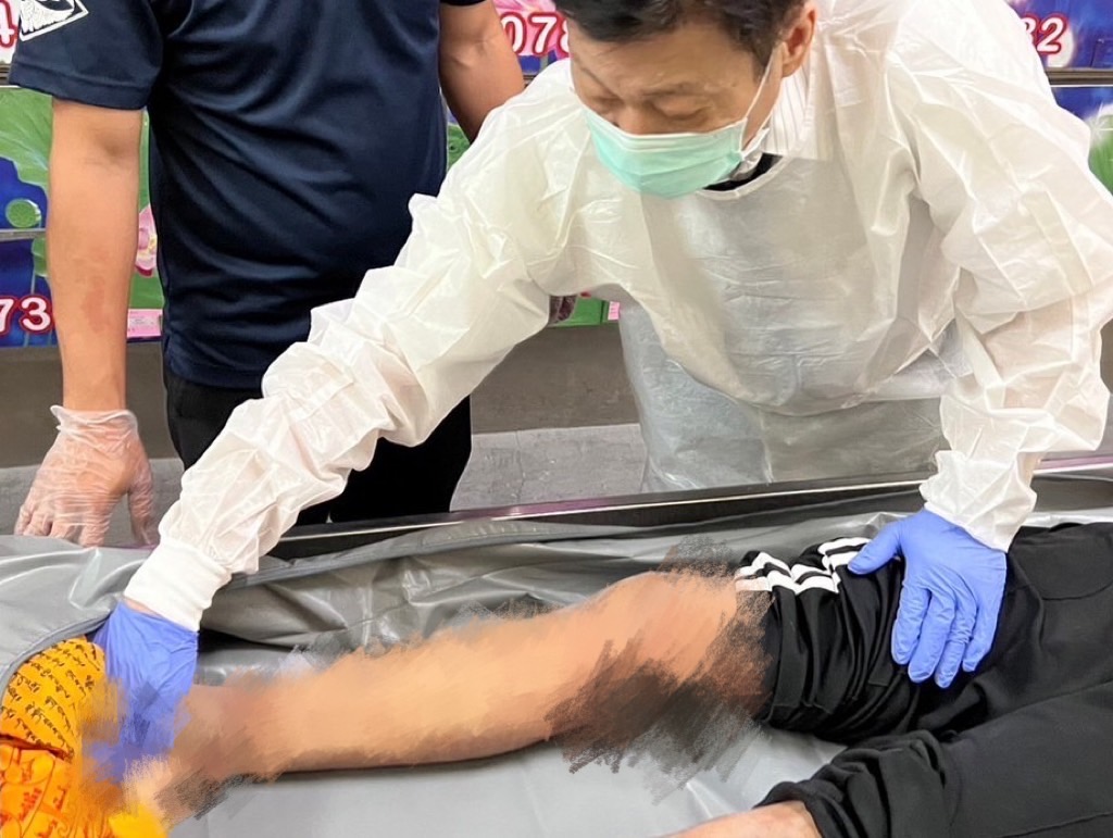針對繼承5億房產的高中生離奇身亡，高大成自死者頸部勒痕，及右手4處針孔推測其遭注射氯化鉀猝死。對此中檢回應，檢察官早已確認該針孔為醫護人員急救時施打針劑所致，呼籲勿亂臆測。 圖：高大成辦公室/提供