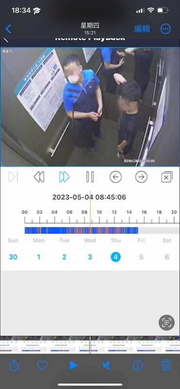 今天有媒體公開案發當天民眾提供賴某於電梯監視器畫面，顯示賴某右手無受傷跡象，只是摸頭。法醫高大成今於臉書上針對此一照片分析相關疑點。 圖：民眾提供