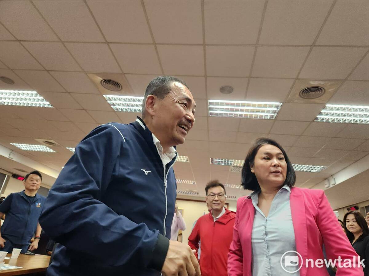 國民黨總統參選人侯友宜特意找陳玉珍握手合照。 圖：黃建豪/攝