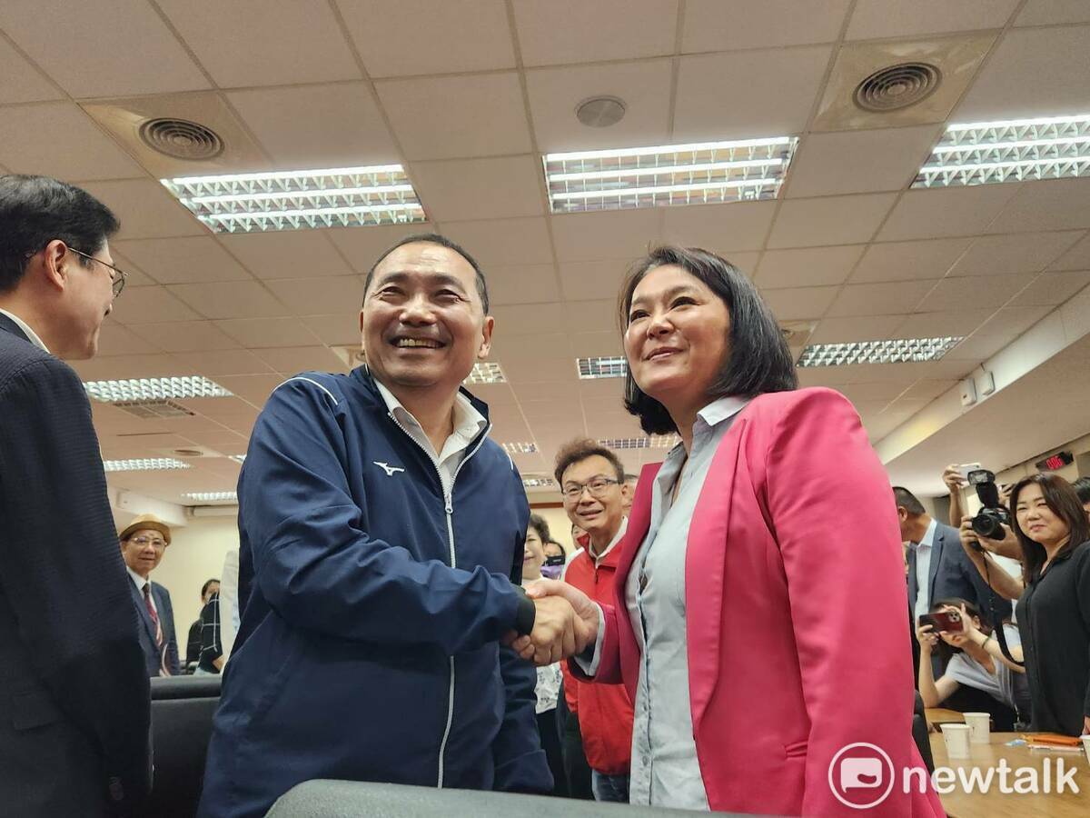 國民黨總統參選人侯友宜特意找陳玉珍握手合照。 圖：黃建豪/攝