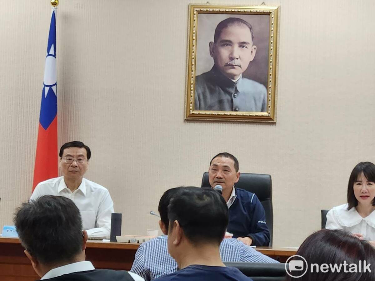 國民黨總統參選人侯友宜日前與黨團立委舉行便當會，針對民調落後一事，侯友宜三鞠躬道歉「歹勢，我會更打拚、更認真」。 圖：黃建豪/攝