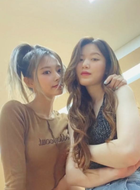 舒華近日合體周子瑜跳《Queencard》引發暴動。 圖：翻攝自IG＠official_g_i_dle