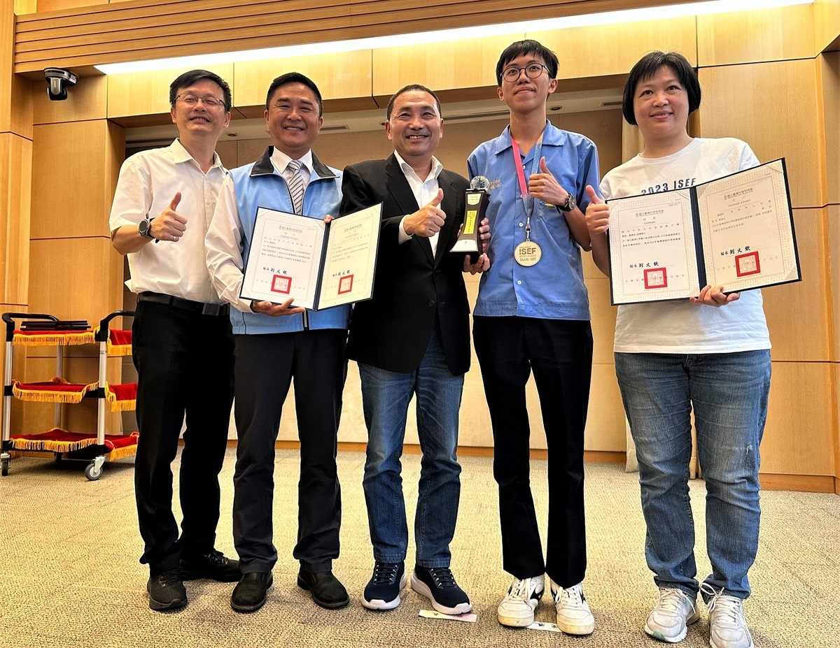 竹林中學高三同學顏健弘(右2)勇奪「美國Regeneron國際科技展覽會(ISEF)」動物學科四等獎於市政會議獻獎予新北市長侯友宜(中)。 圖：新北市教育局提供