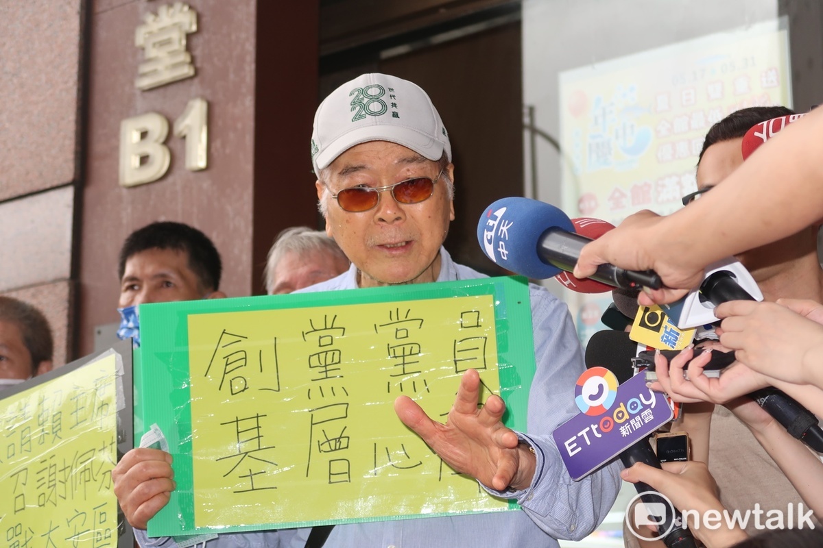 民進黨創黨黨員鍾朝雄等人到黨中央反對大安區提名苗博雅。 圖：林朝億/攝