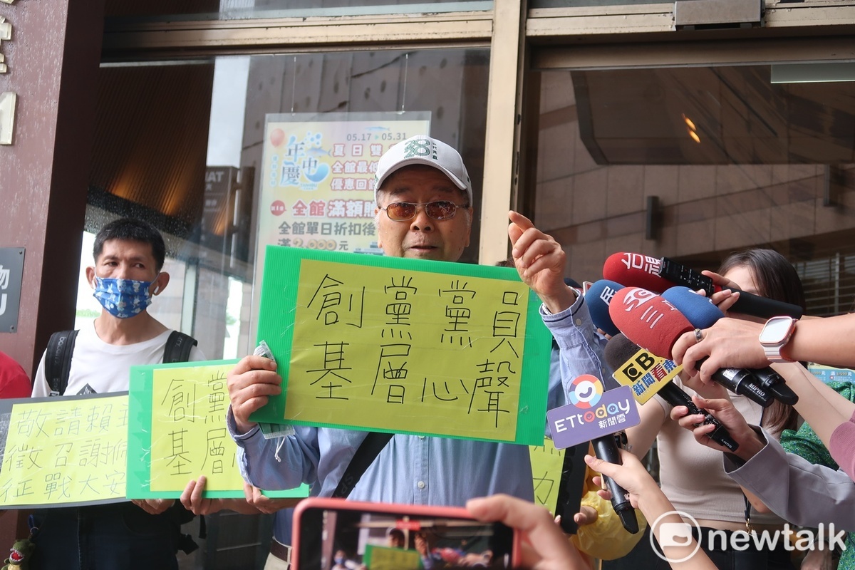民進黨創黨黨員鍾朝雄等人到黨中央反對大安區提名苗博雅。 圖：林朝億/攝
