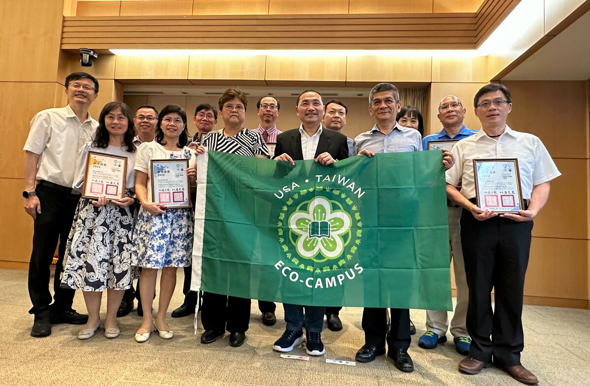 2022年「台美生態學校」表揚，新北市12校通過國際認證，22日於市政會議獻獎，與新北市長侯友宜(前排右3)、教育局長張明文(左1)合照。 圖：新北市教育局提供