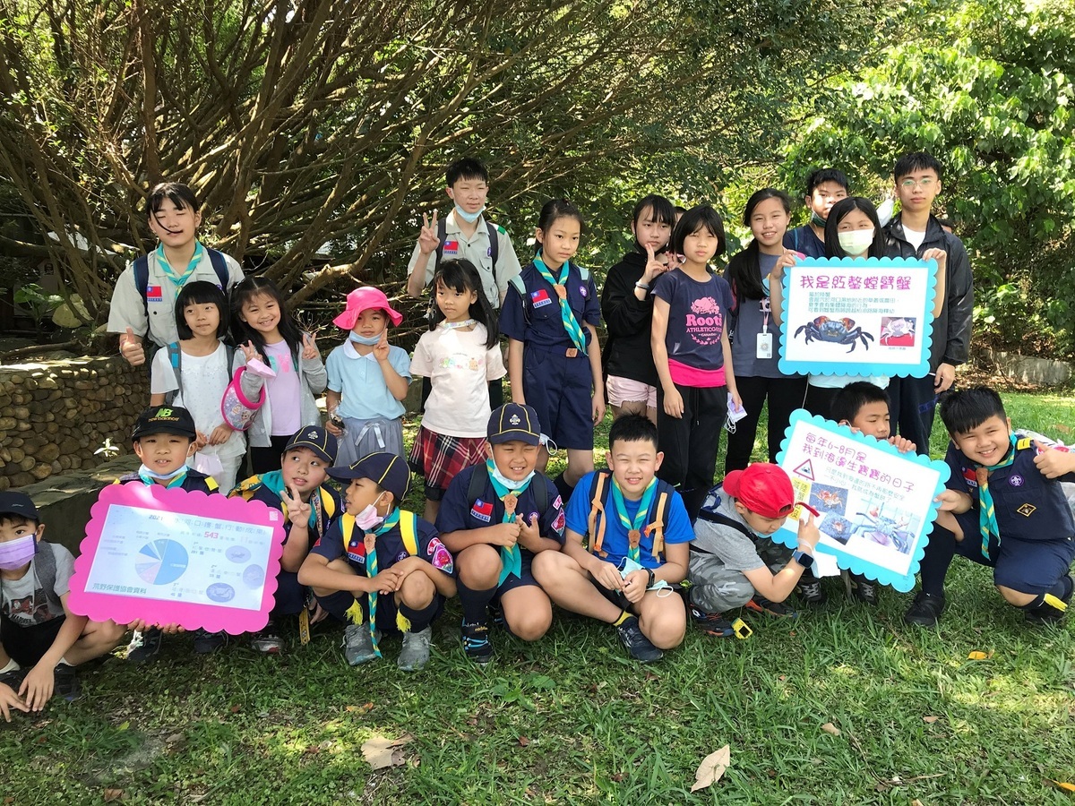 米倉國小生態團隊在左岸宣導保護陸蟹行動。 圖：新北市教育局提供