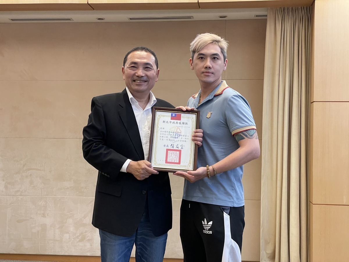 市長侯友宜頒發感謝狀給宜加寵物生活館長榮店。 圖：新北市動保處提供
